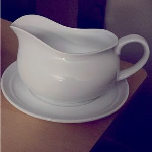 Porcelain gravy boat and dish